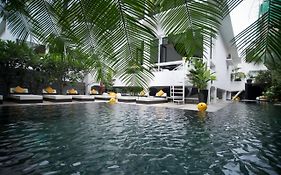 โรงแรมอาร์เธอร์ แอนด์ พอล เฉพาะผู้ชาย